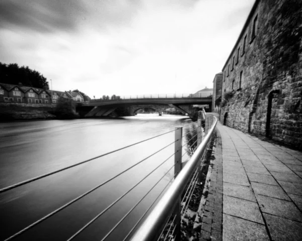 Fiume Erne e West Bridge, Enniskillen in estate, nero e Foto Stock Royalty Free