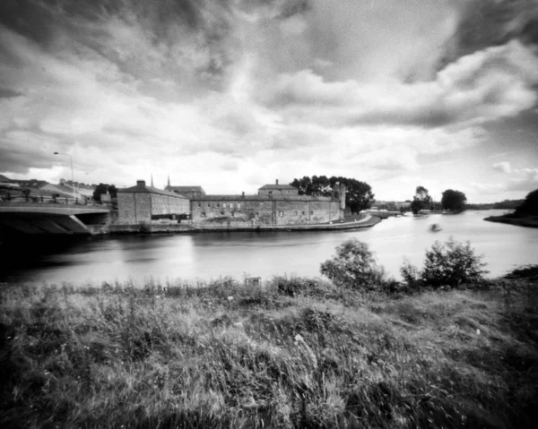 De rivier Erne en het kasteel, Enniskillen in de zomer, zwart en — Stockfoto