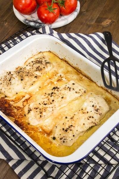 Bacalao al horno en un bol de esmalte azul y blanco — Foto de Stock