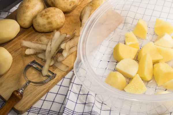 Patate pelate e tagliate pronte a bollire in una piroscafo — Foto Stock