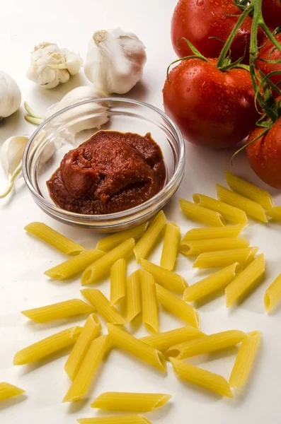 Macarrão, pasta de tomate, alho e tomates frescos — Fotografia de Stock