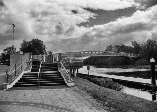 Ponte Sobre Rio Dia Nublado Esta Foto Preto Branco Foi — Fotografia de Stock