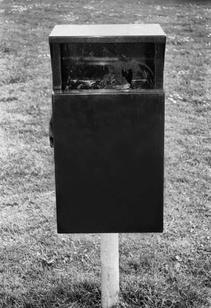 Filled Public Trash Can Metal Post Picture Taken Old Fashion — Stock Photo, Image