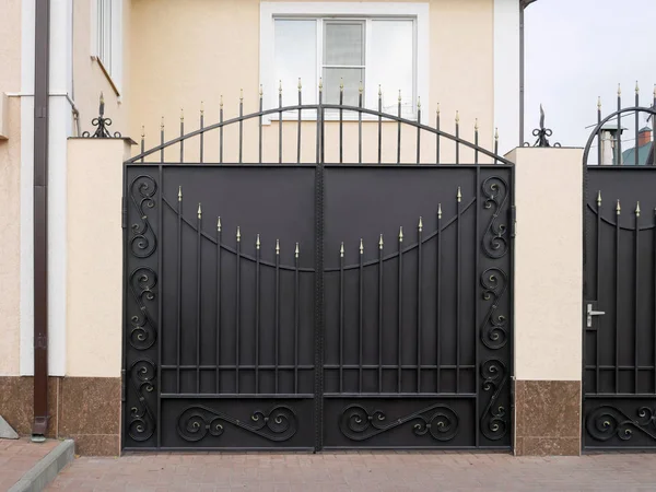 Modern Iron gate. Cephe.