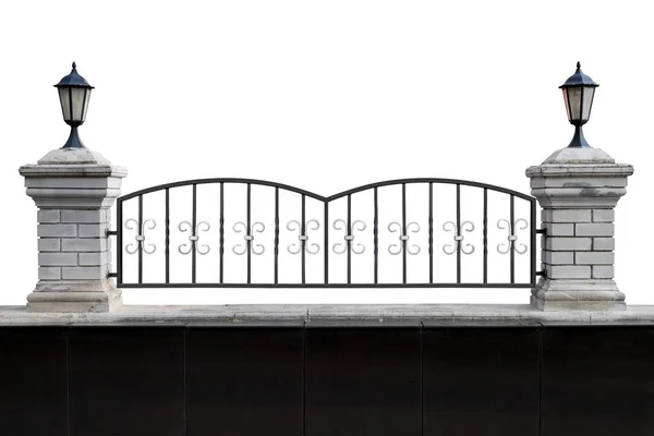 提灯で装飾的な錬鉄フェンス 白い背景に分離 — ストック写真