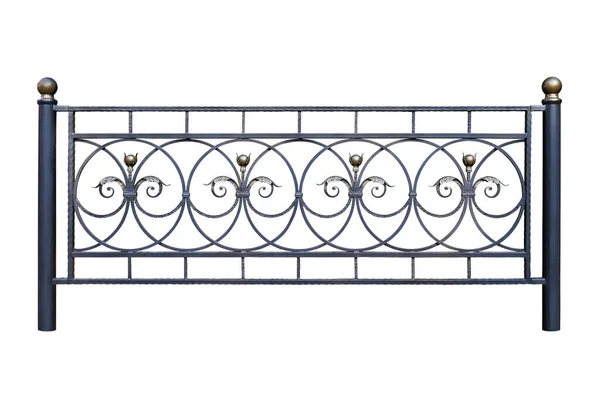 古いスタイルで耐久性のある近代的な錬鉄製のフェンス 白地に隔離された — ストック写真