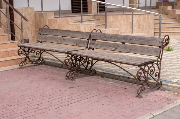 在城市街道上休息的现代长椅 免版税图库图片