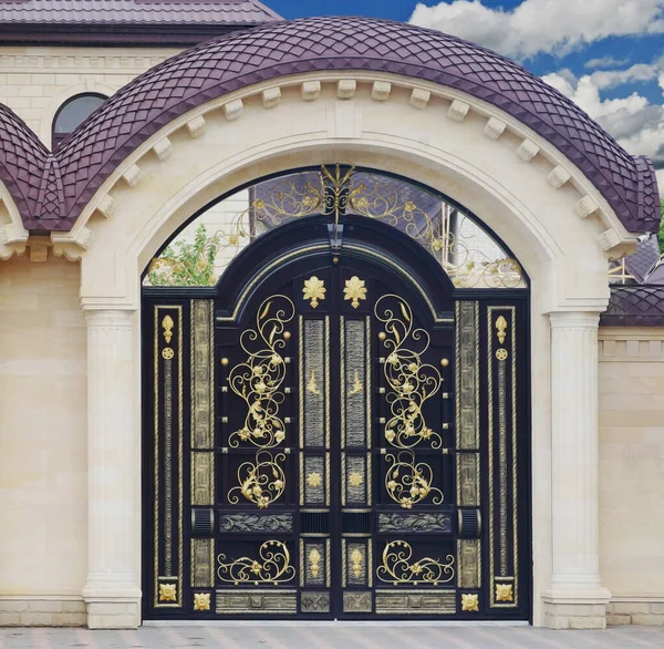 Grande Portão Forjado Com Ornamento Fachada Propriedade — Fotografia de Stock