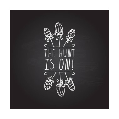 El tipografik Paskalya öğe kara tahta zemin üzerine çekilmiş.