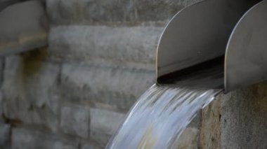 Sürekli bir çelik prizinden akan su ile genel standpipe