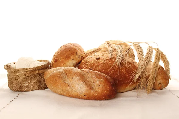 Nahaufnahme Von Mehl Einer Tüte Und Verschiedenen Brotsorten Isolieren — Stockfoto