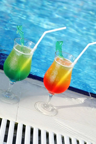 Due Bicchieri Con Cocktail Colorati Sono Intorno Alla Piscina — Foto Stock