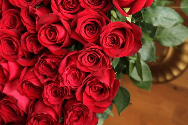 一束美丽的红玫瑰的特写 在白色背景上孤立 — 图库照片#