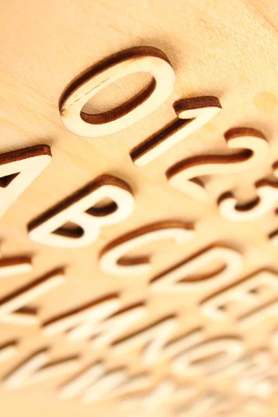 Letras Números Madera Dispuestos Fila — Foto de Stock