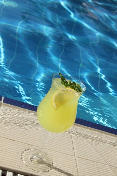 Limonata Fredda Con Piscina Limone Menta — Foto Stock