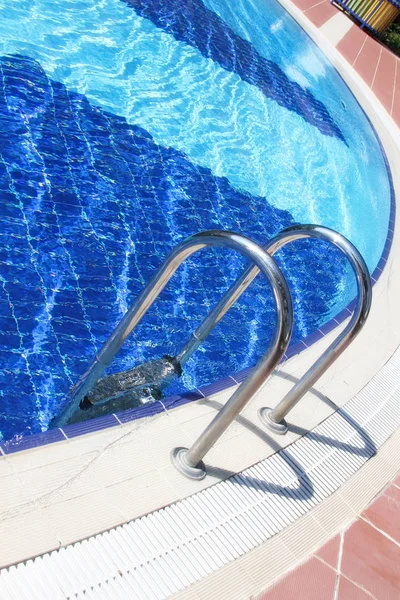 Parte Piscina Com Escada Metal — Fotografia de Stock