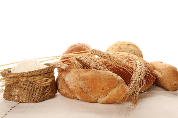 バッグとさまざまな種類のパンの小麦粉のクローズ アップ — ストック写真