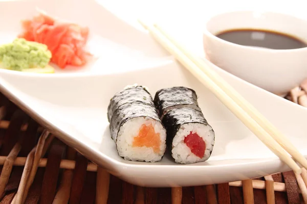 Sushi tekercsek, az étteremben — Stock Fotó