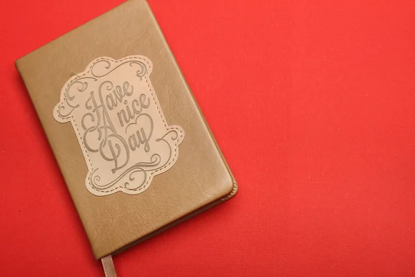 Cuaderno sobre fondo rojo — Foto de Stock