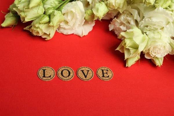 一张有爱情宣言的明信片 玫瑰和信件用爱文本 — 图库照片#