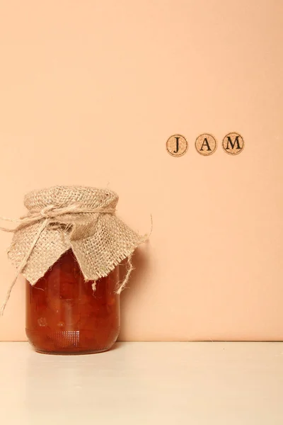 Una Marmellata Può Vicino Muro Cui Scritta Parola Miele — Foto Stock