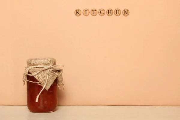 一个果酱可以靠近墙上写的字厨房 — 图库照片