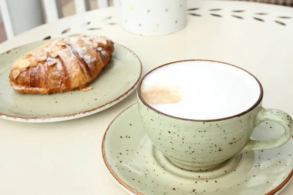 Koffie en croissant — Stockfoto