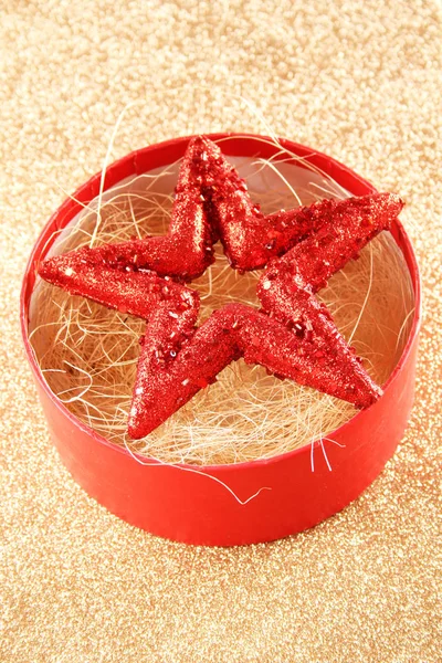 Estrella Roja Navidad Yace Una Caja Sobre Fondo Dorado — Foto de Stock
