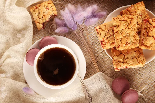 Μωβ Macaroons Μπισκότα Και Ένα Λευκό Φλιτζάνι Ένα Πιατάκι Και — Φωτογραφία Αρχείου