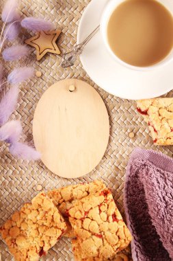 Beyaz bir fincan ve çerezleri sütlü kahve