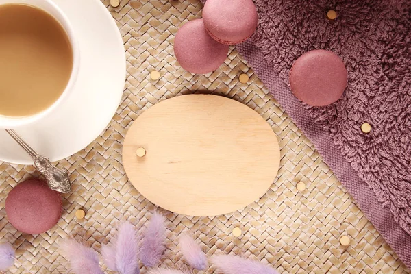Café Lait Dans Une Tasse Blanche Macarons Violets — Photo