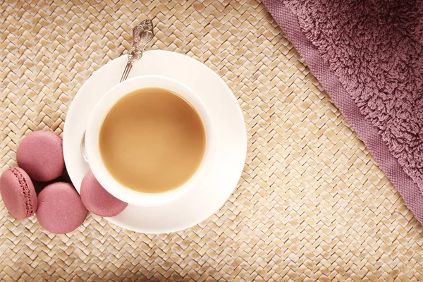 Kaffee Mit Milch Einer Weißen Tasse Und Lila Makronen — Stockfoto