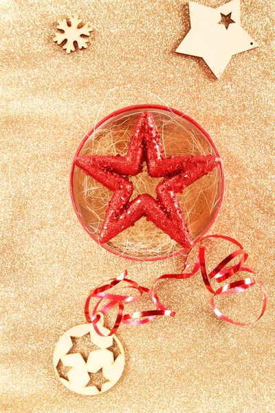 Κόκκινο Αστέρι Των Χριστουγέννων Βρίσκεται Ένα Κουτί Χρυσό Φόντο — Φωτογραφία Αρχείου