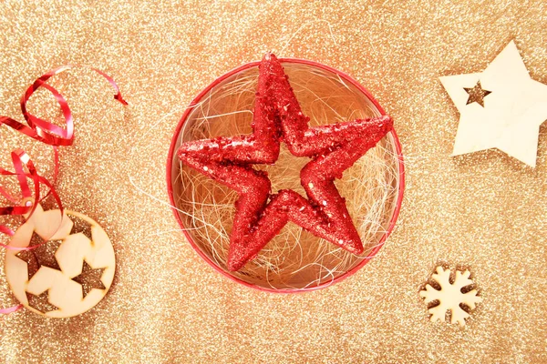 Bir Kutu Altın Arka Plan Üzerinde Kırmızı Noel Yıldızı Yatıyor — Stok fotoğraf