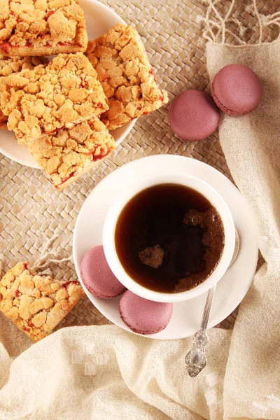 Macarrones Morados Galletas Una Taza Blanca Con Platillo Una Cuchara —  Fotos de Stock