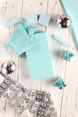 Tiffany renk tatil. Turkuaz kutuları, kumaş ve metin yazma için küpler. Flatlay