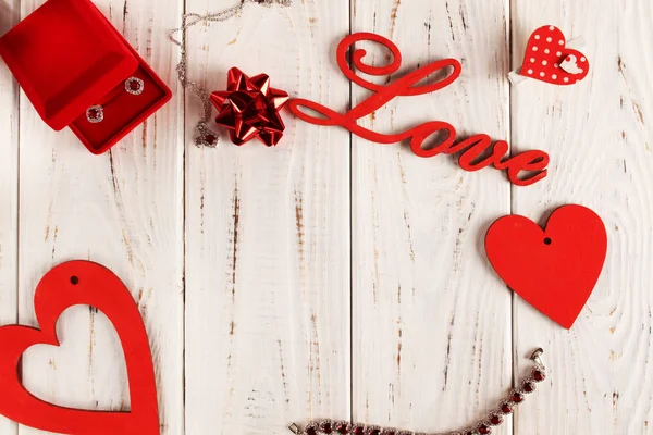 愛の宣言の Flatlay 赤いハート テキスト愛 贈り物宝とホワイト ボード — ストック写真