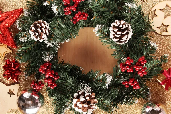 コーンと赤い果実 モミの枝 クリスマスの装飾とクリスマスの花輪 — ストック写真