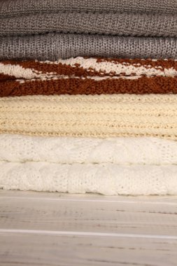 Çok örme şey birbiri üstüne yığılmış.