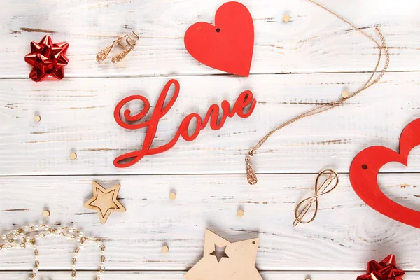 Flatlay För Kärleksförklaring Whiteboardtavlor Med Röda Hjärtan Text Kärlek Gåvor — Stockfoto