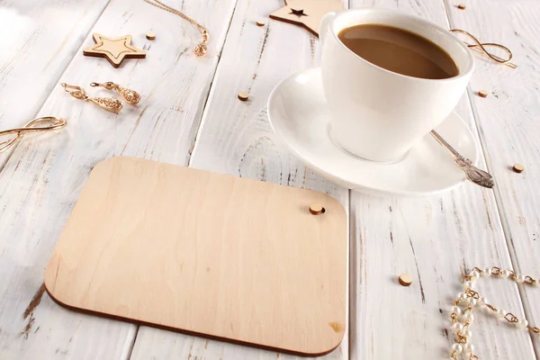 Чашка кави та дерев'яна дошка — стокове фото