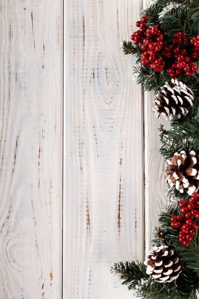 Çam Dalları Koni Beyaz Ahşap Zemin Üzerinde Kırmızı Meyveler Noel — Stok fotoğraf