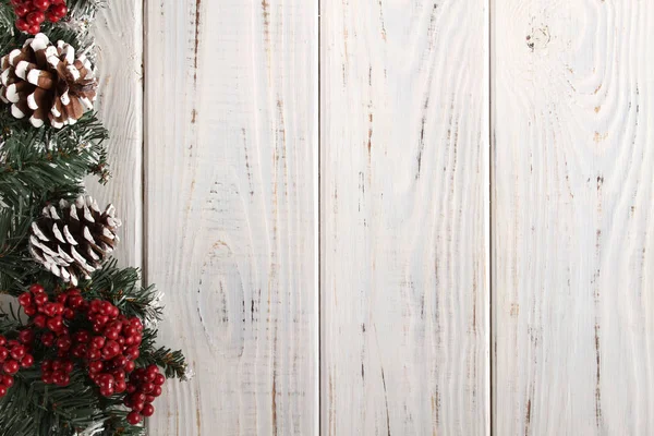 Ветви Ели Шишки Красные Ягоды Белом Деревянном Фоне Предпосылки Рождества — стоковое фото