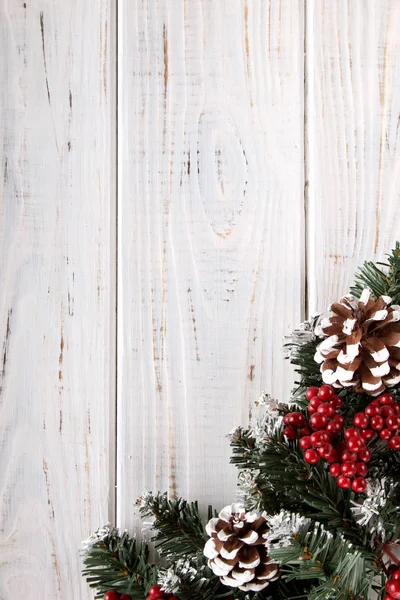 Vuren Takken Kegels Rode Bessen Een Witte Houten Achtergrond Achtergrond — Stockfoto