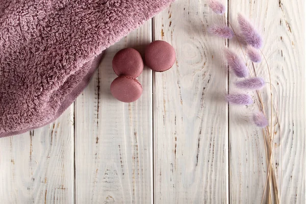 Macaroni viola su sfondo bianco — Foto Stock