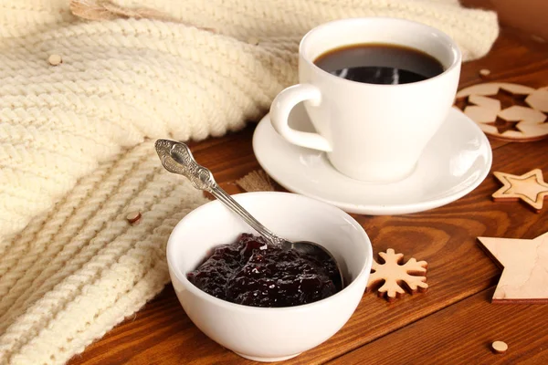 Frühstück Auf Dem Tisch Eine Tasse Kaffee Und Marmelade — Stockfoto