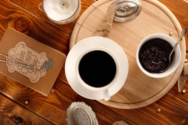 Café avec confiture sur la table — Photo