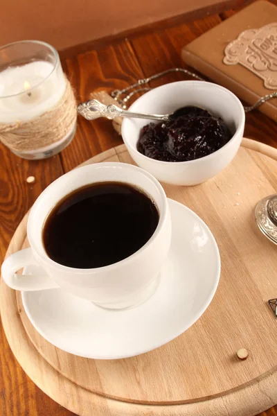 Frühstück Auf Dem Tisch Eine Tasse Kaffee Und Marmelade — Stockfoto