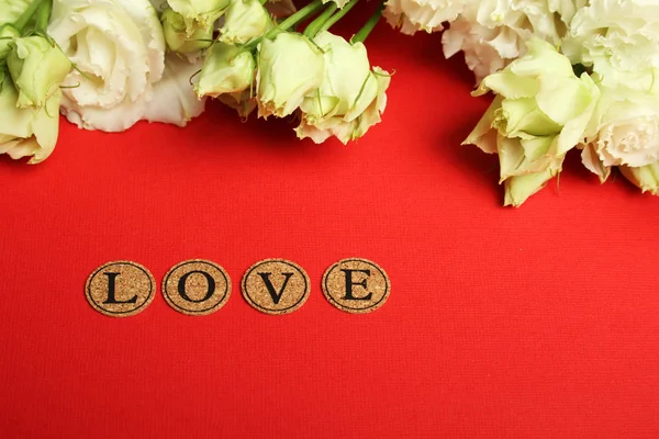 一张有爱情宣言的明信片 玫瑰和信件用爱文本 — 图库照片