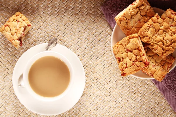 Caffè Latte Una Tazza Bianca Sacco Biscotti — Foto Stock